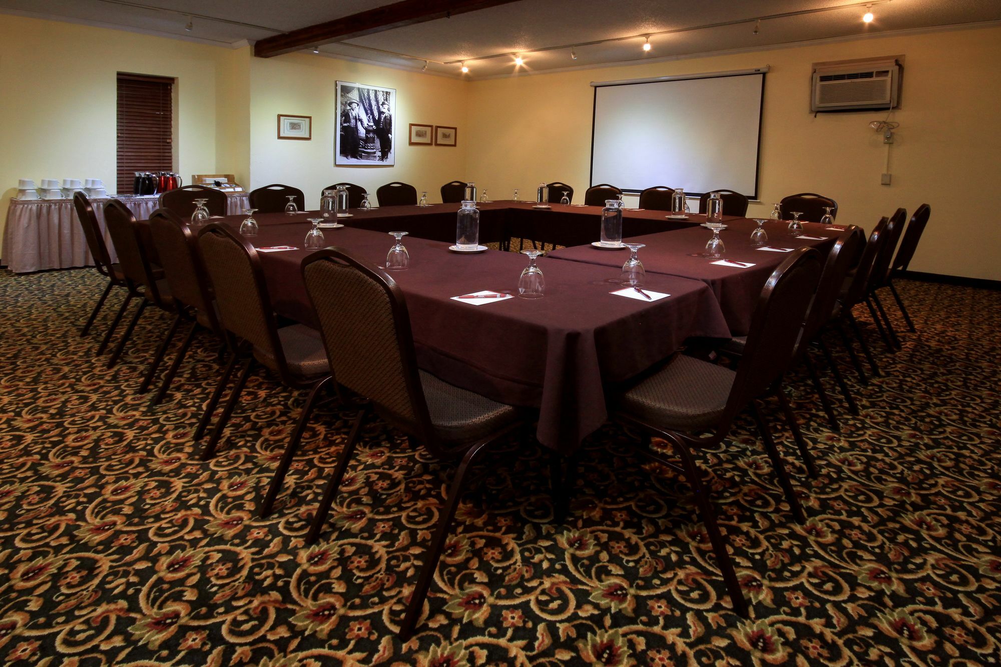 Yellowstone Pioneer Hotel 2*